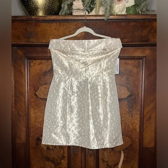 NWT Reformation- Ciaran Mini Dress in Ivory Brocade. Size 10 - Picture 4 of 10